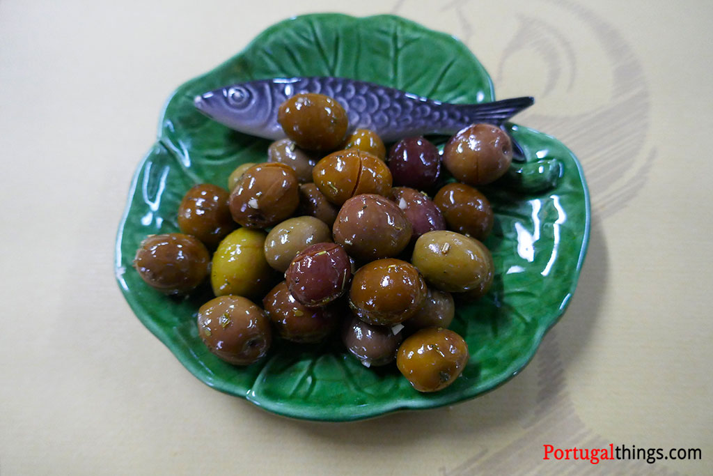 best starters to try in Portugal - Olives in a typical Portuguese dish