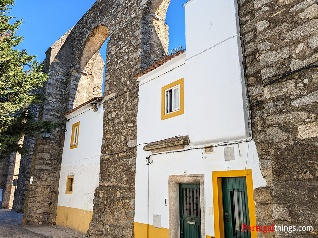 The white houses built within the aqueduct is one of the best things to visit in Evora.