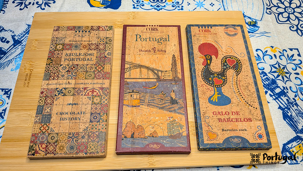 3 tabletes de chocolate da dulicy feitos com embalagens de cortiça com motivos de Portugal