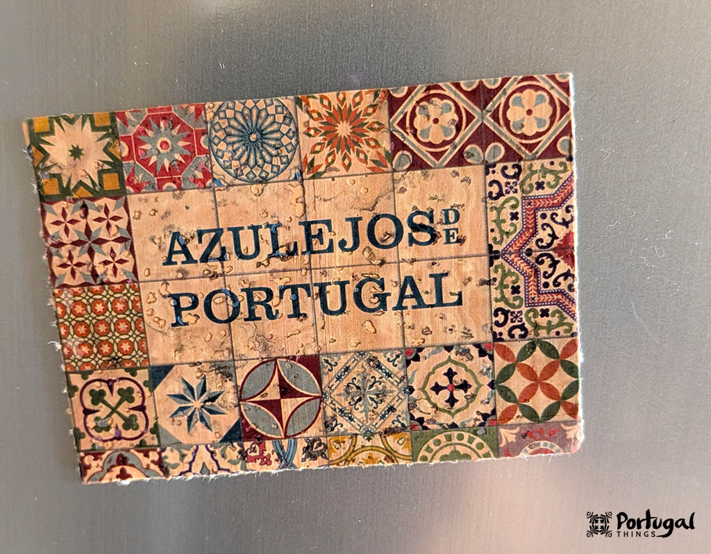 íman a dizer azulejos de Portugal num frigorífico cinzento