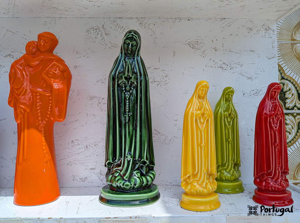 varias estátuas de nossa senhora de Fátima com várias cores e tamanhos