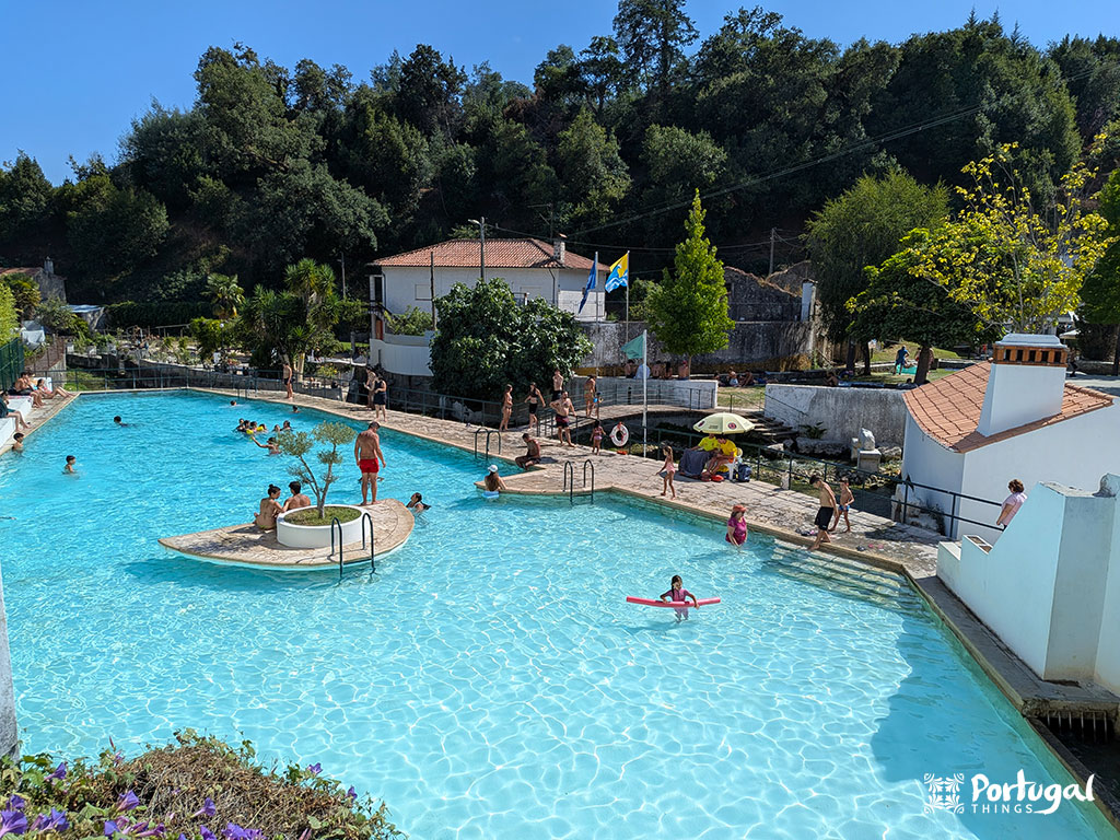 As 14 melhores praias fluviais do Centro de Portugal (mapa + dicas) 2 Piscina com água fluvial criando uma praia fluvial bem azul e com zonas para apanhar banhos de sol