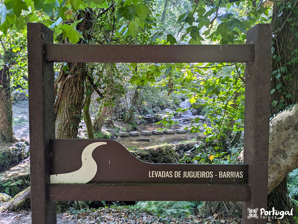 Uma placa de madeira diz