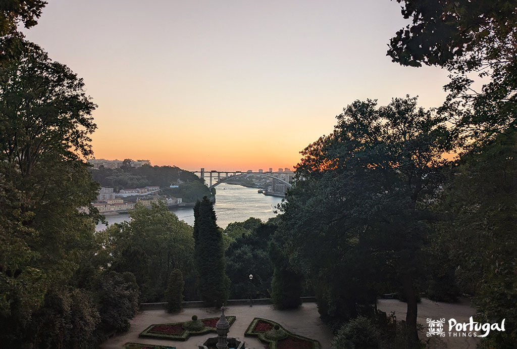 Um pôr do sol lindissímo no miradouro dos jardins do Palácio de Cristal