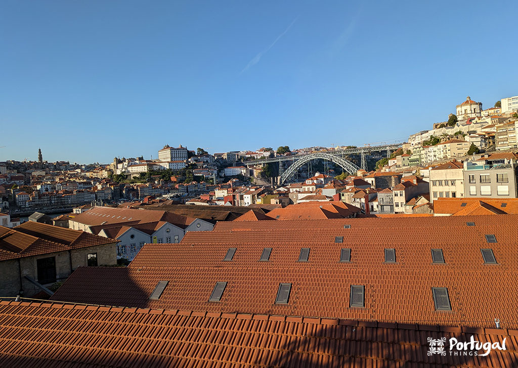 vista para o porto com os telhados das caves do vinho do Porto, Ponte D Luís e o rio Douro
