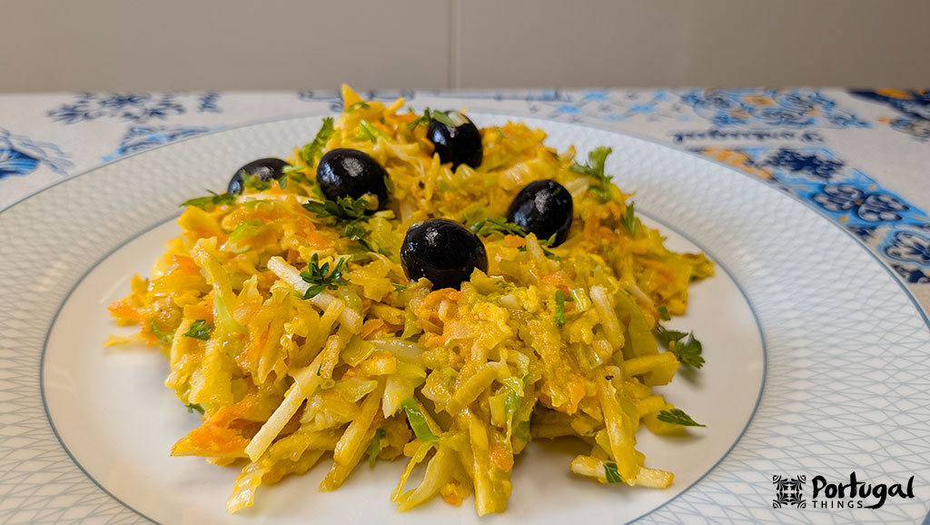 A dish of vegetables à Brás decorated with black olives and parsley.