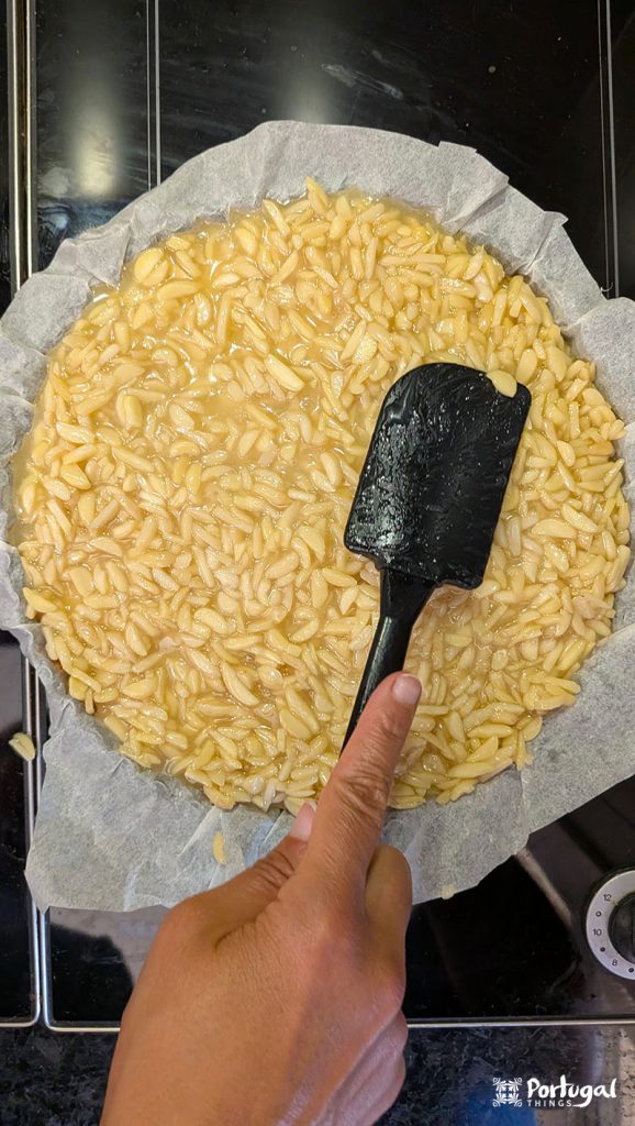 Place the topping over the base and level everything out.