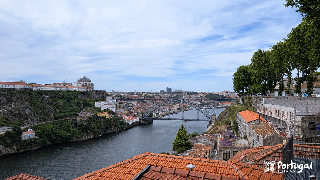 Vista do Miradouro das Fontainhas, particularmente o rio douro, a ponte Luis I e a serra do pilar