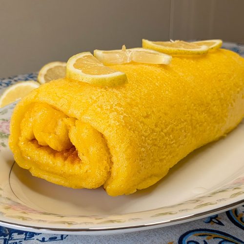 torta de limão numa travessa com limões em cima