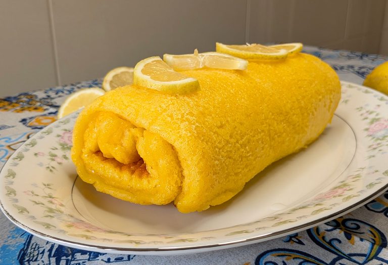 torta de limão numa travessa com limões em cima
