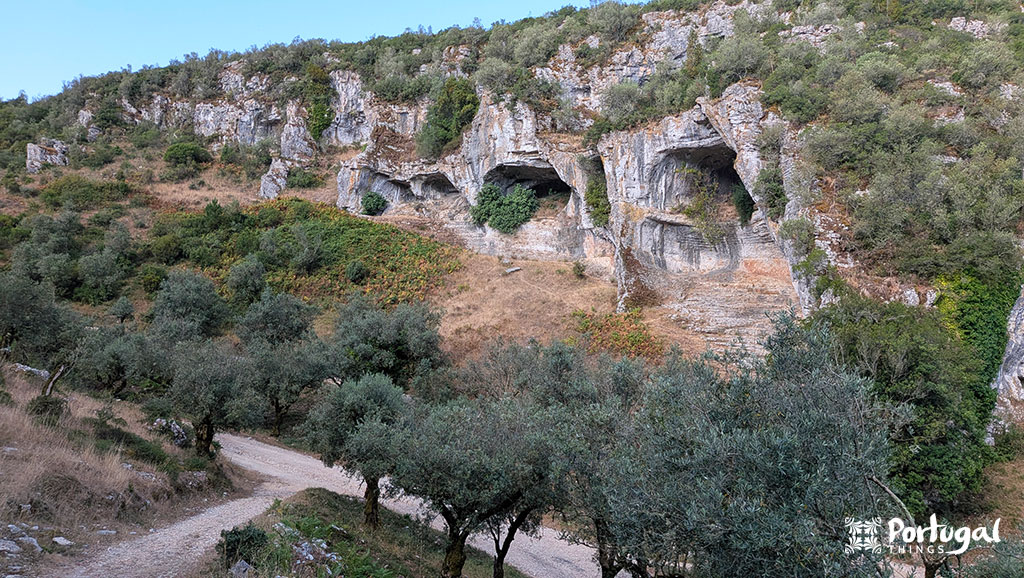 Buracas do Casmilo: Como Fazer o Trilho e Visitar as Grutas 3 Cavidades rochosas ao longo do trilho cheia de árvores vegetação e rochas