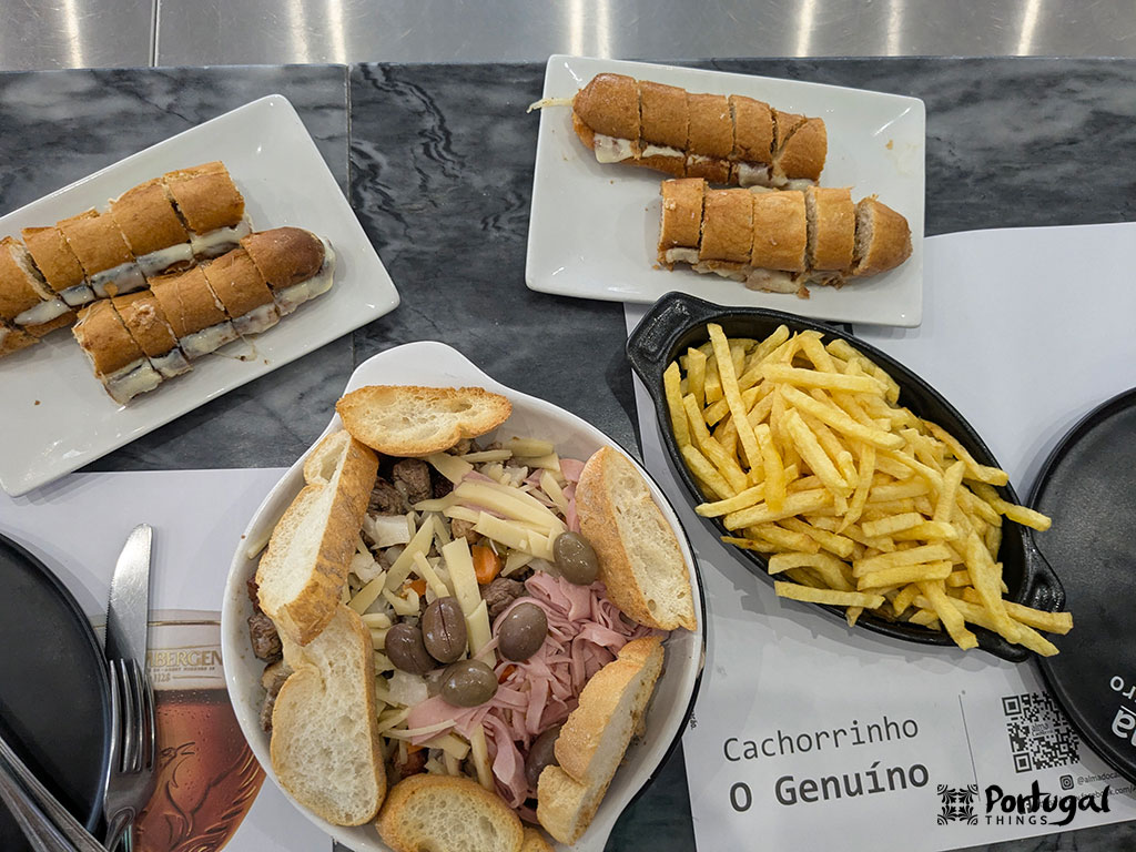 uma mesa com dois pratos com dois cachorrinhos um prato de batata frita e um prato de pica pau