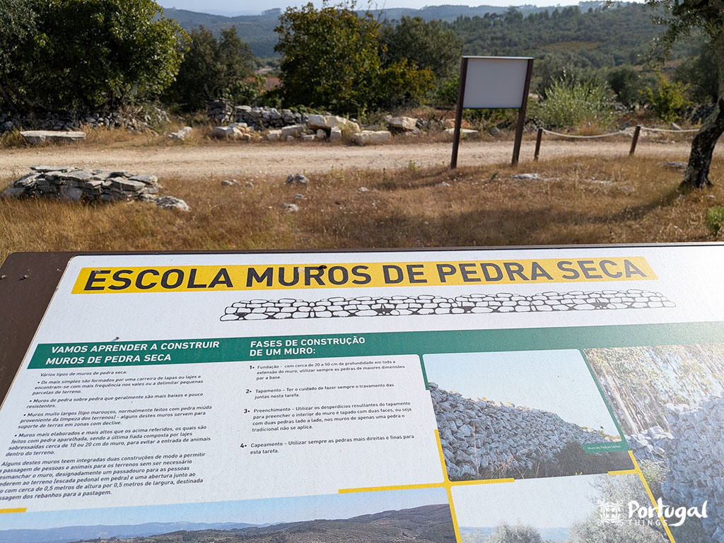 Buracas do Casmilo: Como Fazer o Trilho e Visitar as Grutas 4 painel com a historia dos Escola dos Muros de Pedra Seca com vista de alguns muros