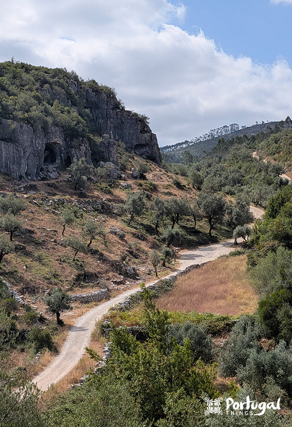 Buracas do Casmilo: Como Fazer o Trilho e Visitar as Grutas 1 trilho das buracas do casmilo a serpentear