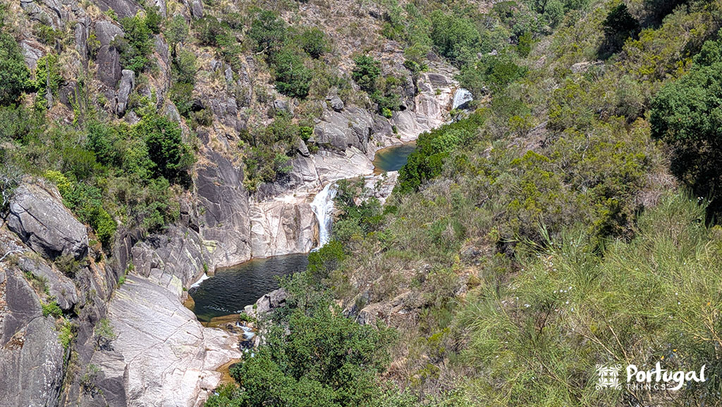 várias lagoas e cascatas das poças do malho com agua esverdeada e rodeada por floresta