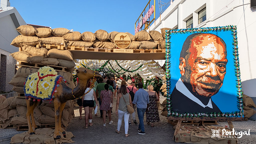 um camelo feita em papel e um quadro do José Naveiro na entrada da rua em Campo Maior