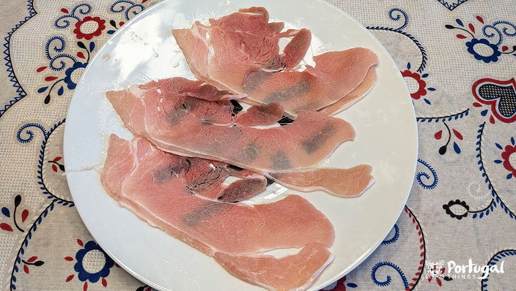 fatias muito finas de bifanas pousadas num prato