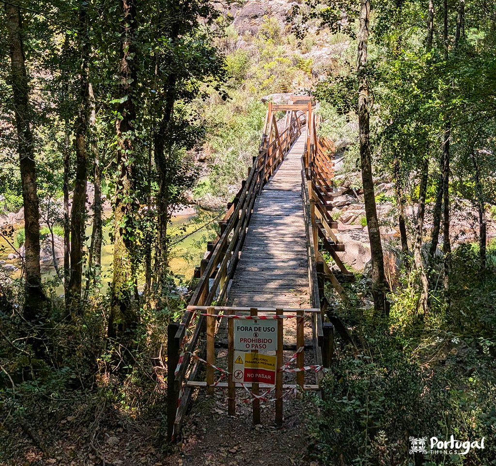 Ponte de madeira pedonal entre Portugal e Espanha que se encontrava encerrada no momento da visita