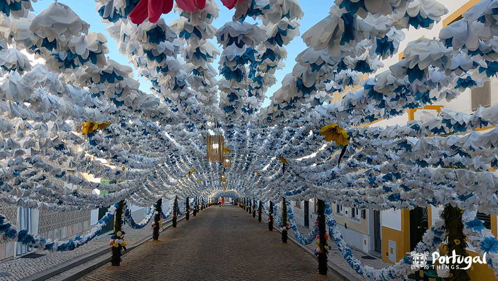 rua decorada com flores brancas e azuis