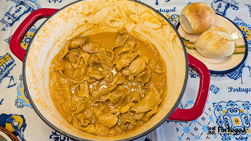 um tacho com bifanas a moda do Porto com molho e dois pães bijou