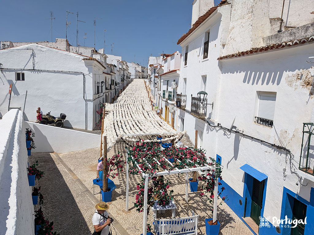 Vista de cima de campo maior com as decoração de flores brancas
