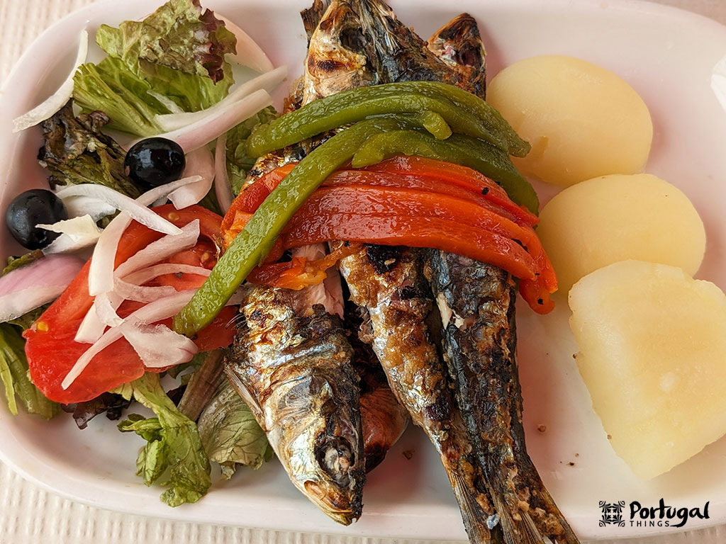 sardinhas assada com pimentos e batata cozida