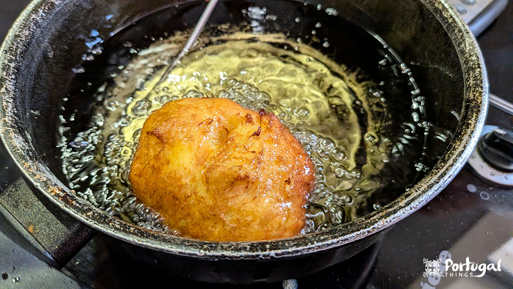 Rabanadas Poveiras – Traditional Portuguese Recipe from Póvoa de Varzim 10 A golden slice of French toast being fried in a pan with plenty of oil.