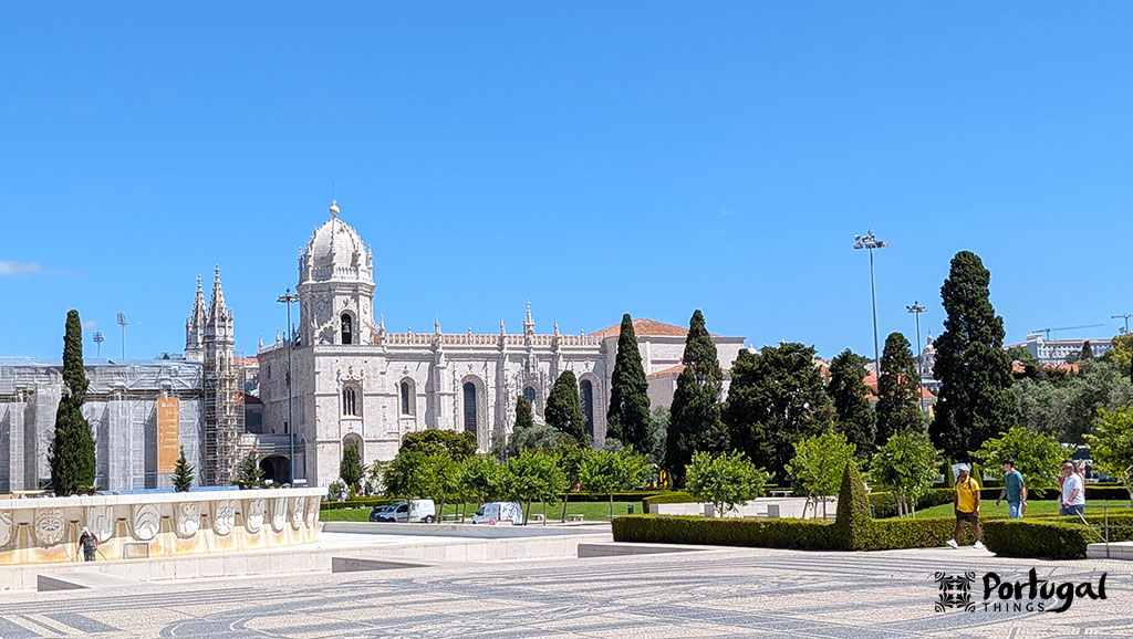 18 best things to do in Lisbon in 3 days - Itinerary 10 Um mosteiro branco no fim do jardim com várias arvores