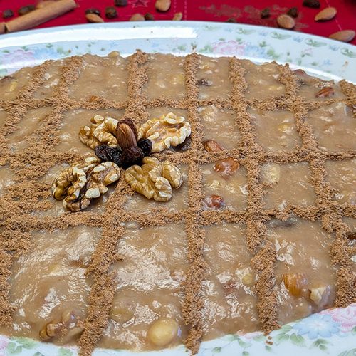 Mexidos (Formigos) - Receita tradicional do Natal 12 uma travessa de mexidos decorado com canela aos riscos e frutos secos